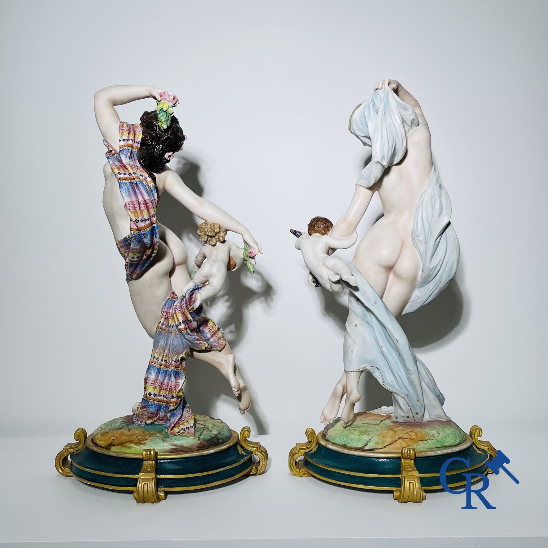Porcelaine: Grande paire de statues en biscuit multicolores décorées et dorées en reliëf figurant "Le Jour et La Nuit".