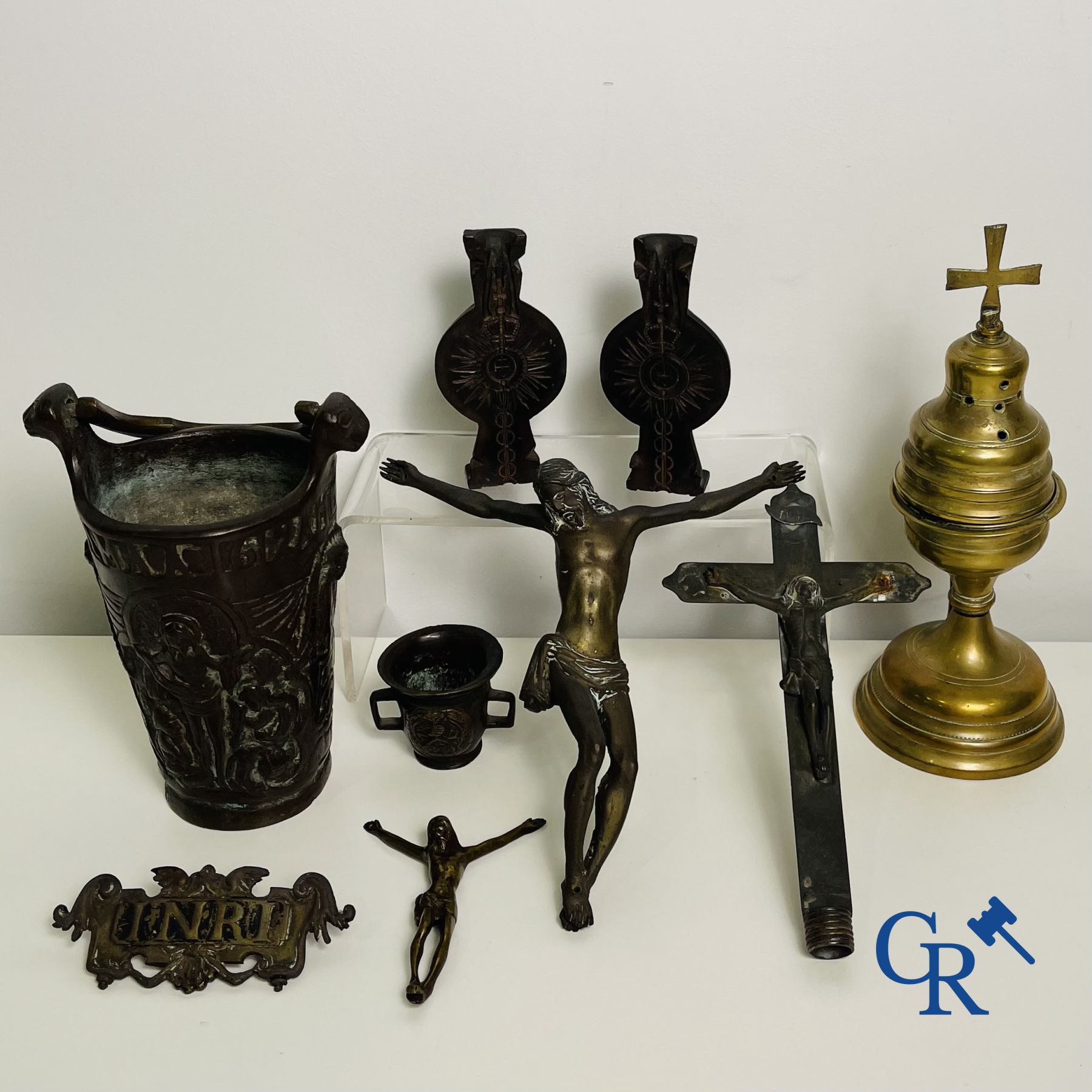 Un lot avec divers objets religieux en bronze et métal : corpus, mortier, etc. XVIIe-XVIIIe-XIXe siècles.