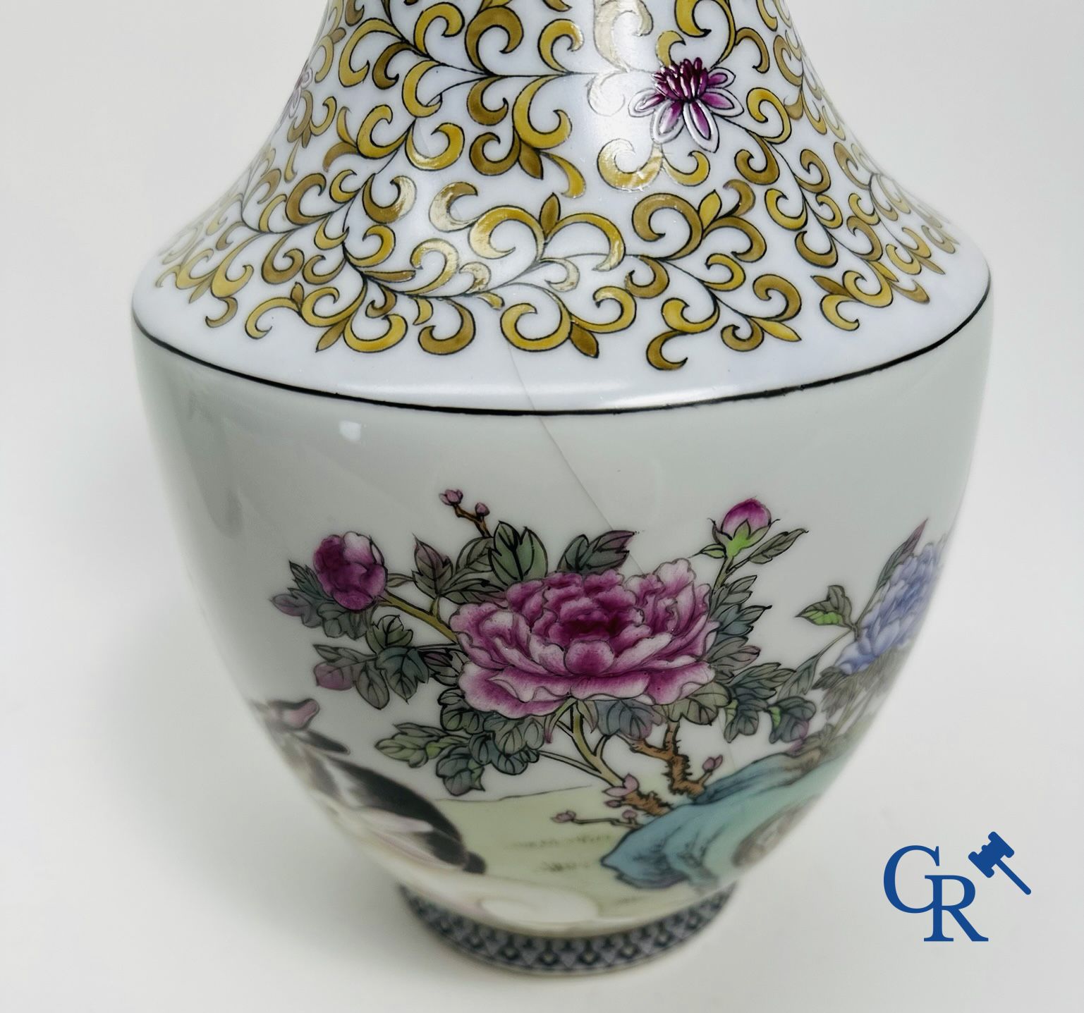 Chinese porcelain: Lot of 2 Chinese vases.